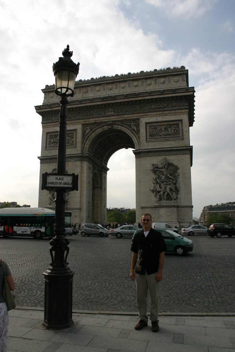 2005/09(September)/Paris/800x600_2005-09-13-Paris-19-Arc-De-Triomphe -Travis.JPG